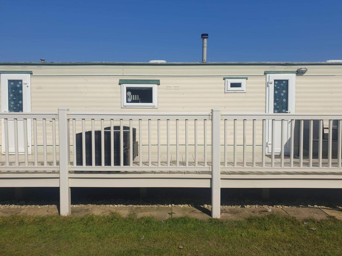 Red 2 Caravan 6 Berth 3 Bedrooms