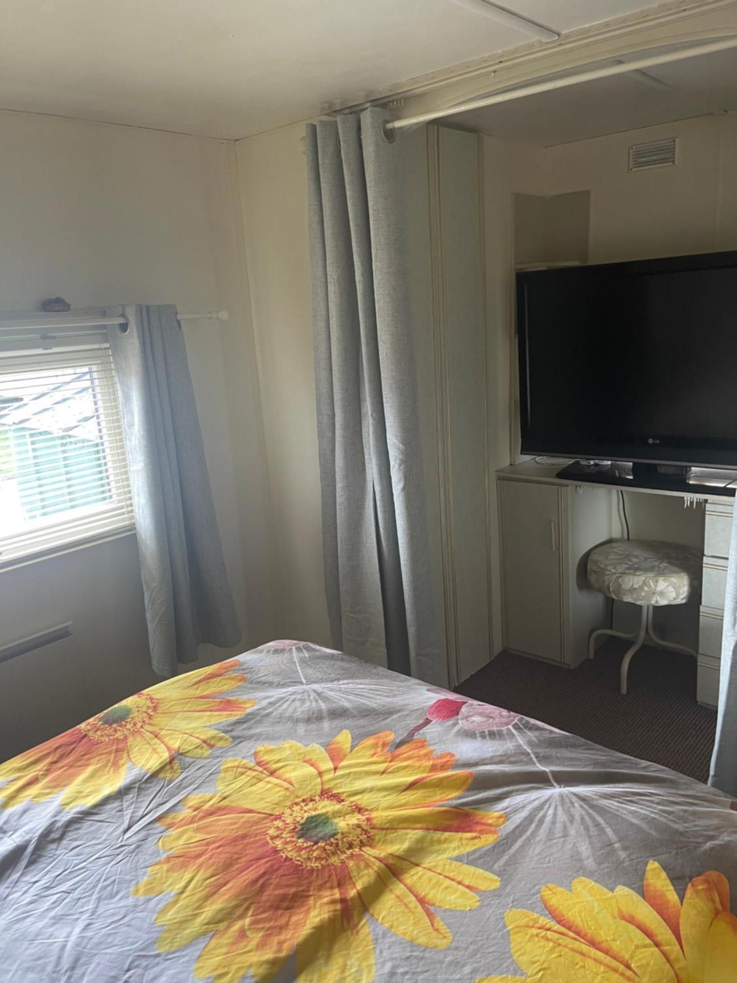 Red 2 Caravan 6 Berth 3 Bedrooms *