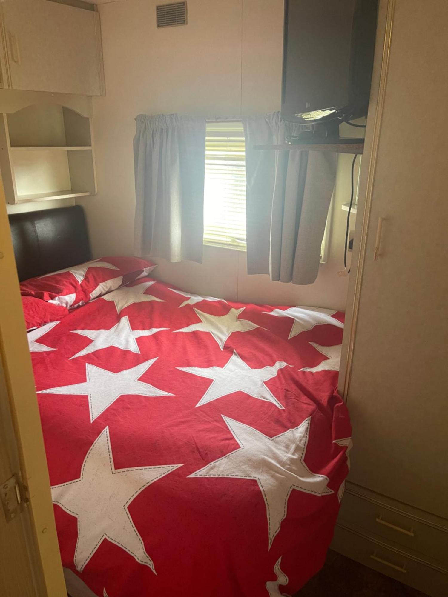 Red 2 Caravan 6 Berth 3 Bedrooms *
